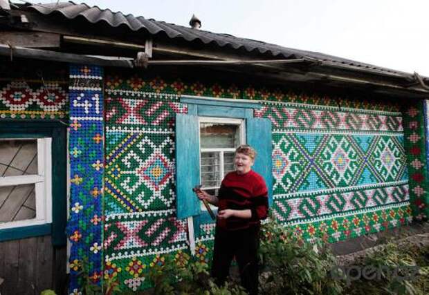 Жительница тайги украсила свой дом разноцветными крышками от бутылок)