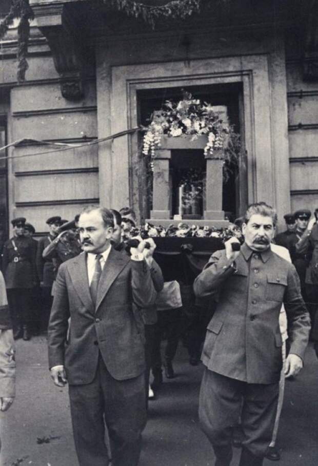 Иосиф Сталин и члены Политбюро несут урну с прахом Максима Горького, 21 июня 1936 год. известные люди, история, фото
