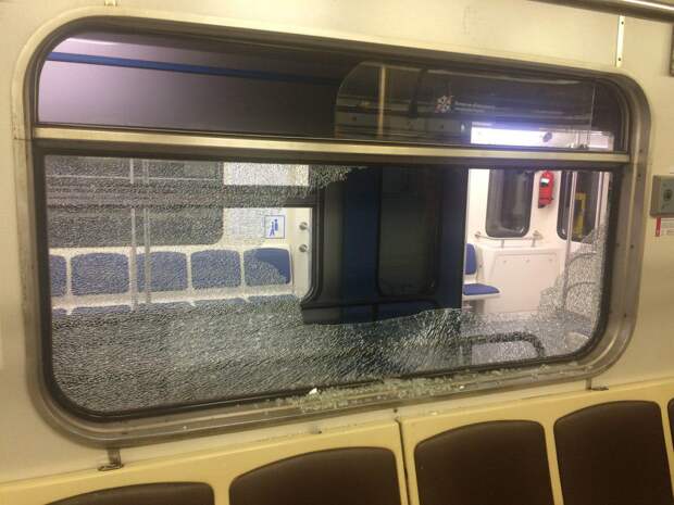 Пьяный мужчина выбил стекло в вагоне московского метро