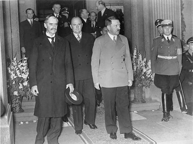 Чемберлен (слева) и Гитлер на встрече в Бад-Годесберге, 23 сентября 1938 года. В середине главный переводчик доктор Пауль Шмидт Чемберлен (слева) и Гитлер на встрече в Бад-Годесберге, 23 сентября 1938 года. В середине главный переводчик доктор Пауль Шмидт