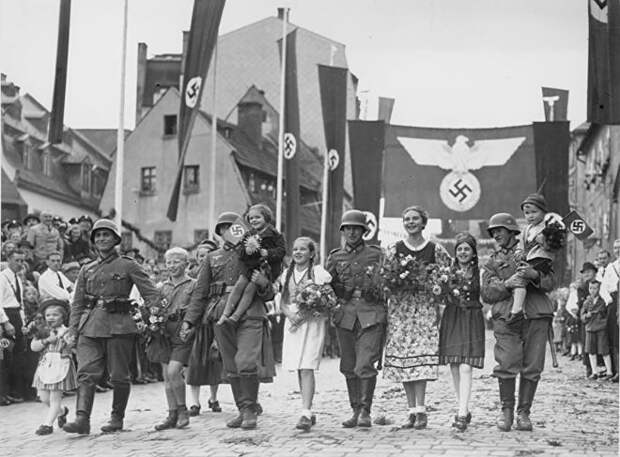 3 октября 1938 года. Всенародное гуляние в Аше 3 октября 1938 года. Всенародное гуляние в Аше