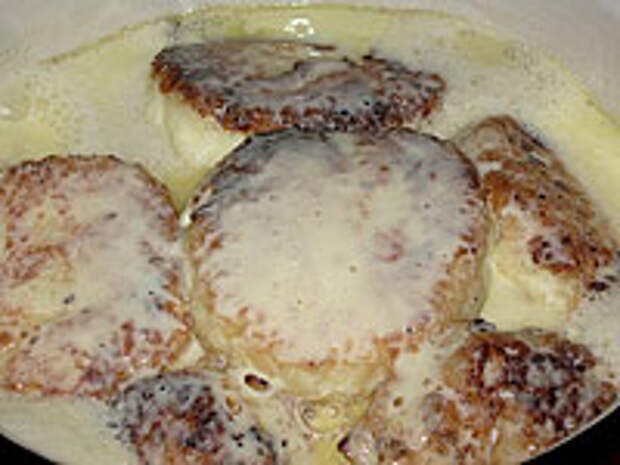 Сырники тушеные в сметане