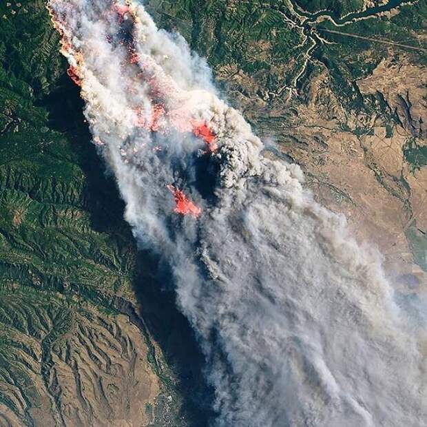 33. Лесной пожар в Северной Калифорнии, США Бенджамин Грант, земля, природа, фото со спутника, фотография, фотомир