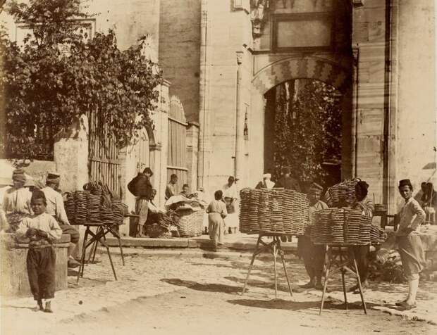 Уличная торговля бубликами, 1870-е годы.