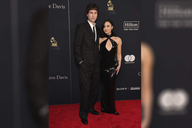 Певица Деми Ловато в платье с глубоким декольте снялась с мужем Джорданом Лютесом