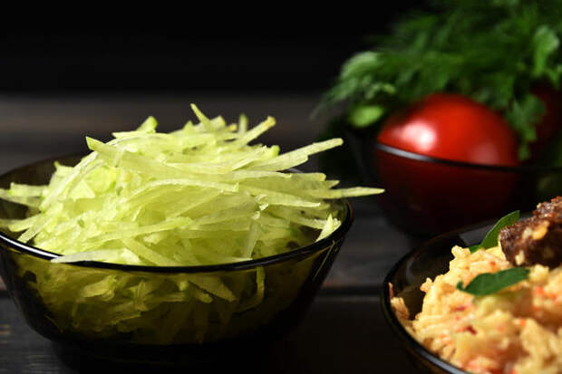 Редька придаст салату свежесть и сочность