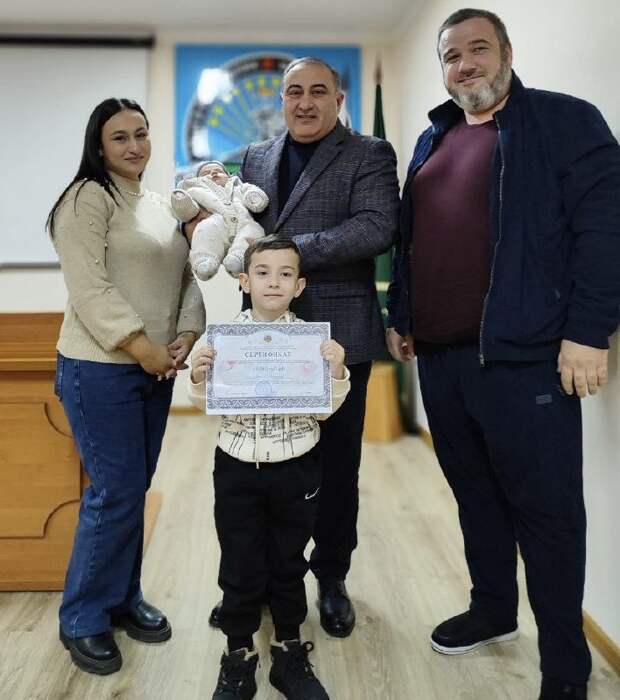 В Теучежском районе поздравили родителей новорожденных