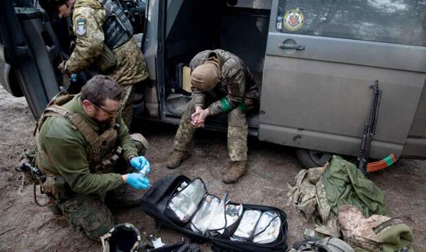 Главнокомандующий Вооруженными силами Украины Александр Сырский сообщил, что обстановка на фронте в Донбассе существенно обострилась из-за учащения атак со стороны российских военных.-3