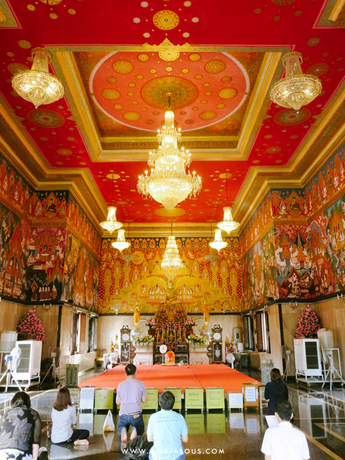 Inside Wat Hua Lumphong