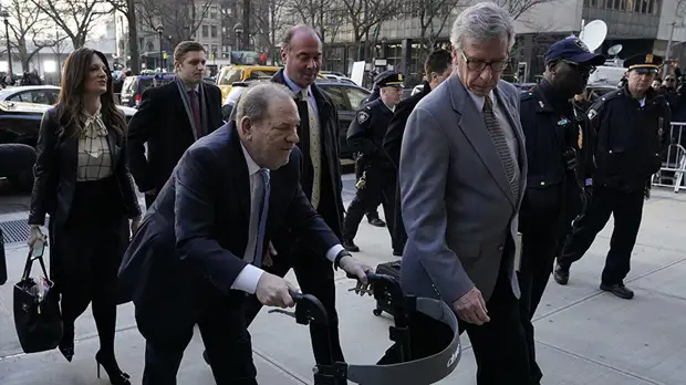 «Торжество справедливости» или «варварская жестокость»: как знаменитости отреагировали на приговор Харви Вайнштейну