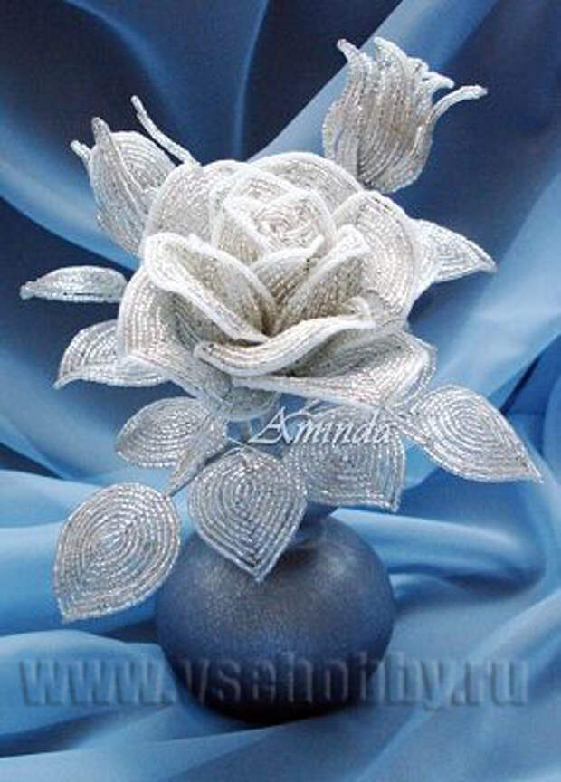 фотография готовой композиции роза из бисера в вазе