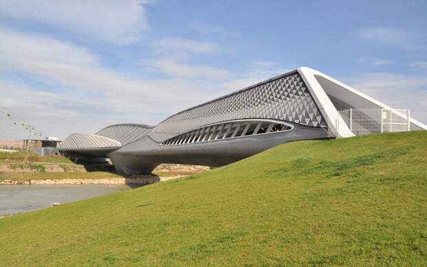 Мост-павильон Zaragoza Bridge был создан для Международной выставки «Экспо-2008» (Сарагоса, Испания). | Фото: arch2o.com.