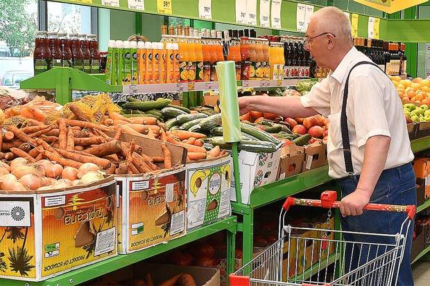 Журналисты и блогеры сравнили цены на продукты на Украине и в России.