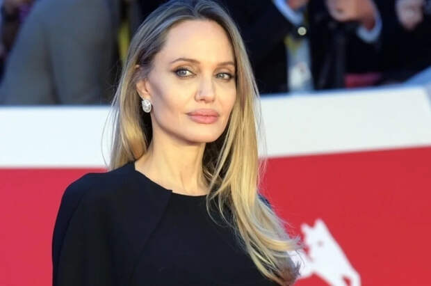 Анджелина Джоли посетила КПП «Рафах» с гуманитарной миссией