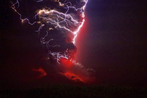 Как вулканы создают молнии и почему
