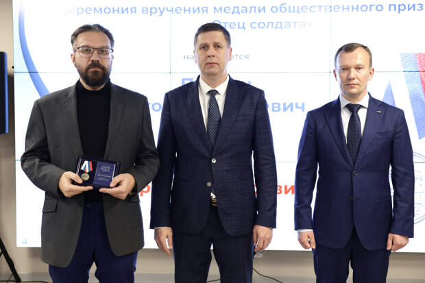 Андрей Гнеушев вручил нижегородцам медали «Отец солдата»