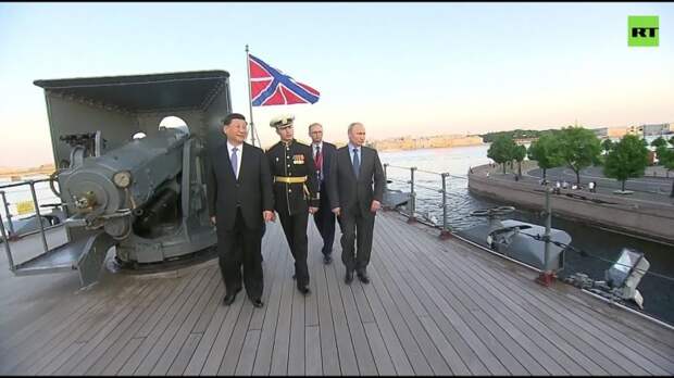 Путин и Си на борту крейсера "Аврора"