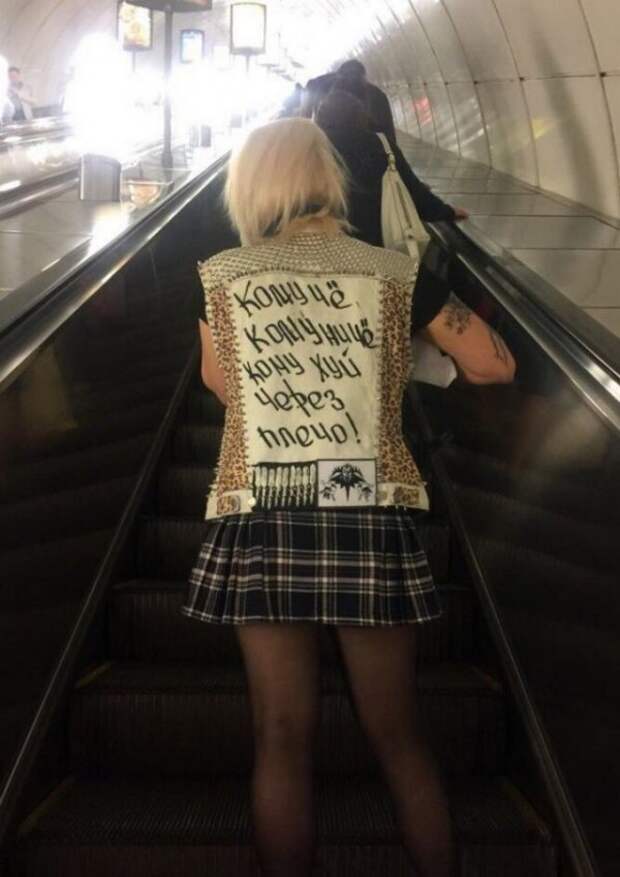 А вы знаете - в метро порой встречаются те еще модники!