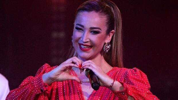 Бузова под бой курантов сжевала обугленный клочок бумаги: «Традиции не нарушаем»