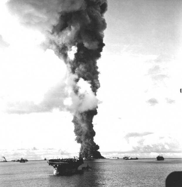 Горящий танкер USS Mississinewa после попадания первой японской управляемой торпеды. Погибло 63 члена экипажа. 20 ноября 1944 история, люди, мир, фото