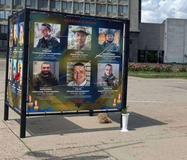 В центре Сум на баннерах с украинскими военными вырезали букву «Z»