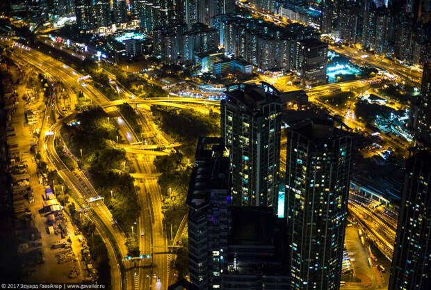 Гонконг ночью и днем с высоты небоскреба