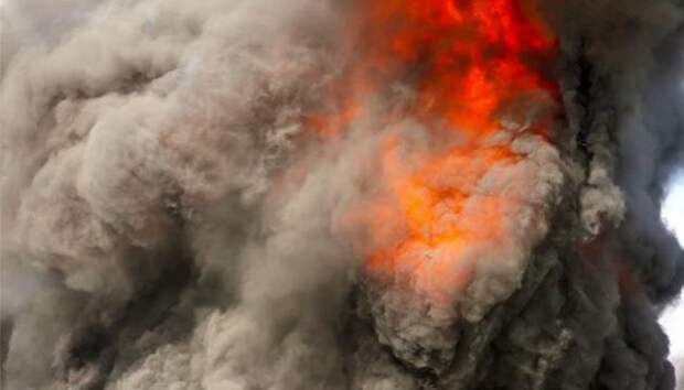 В Мариуполе пару часов тушили десятиметровую стену огня на «Азовстали»