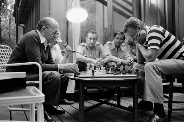 Збигнев Бжезинский за игрой в шахматы с израильским премьер-министром Менахемом Бегиным