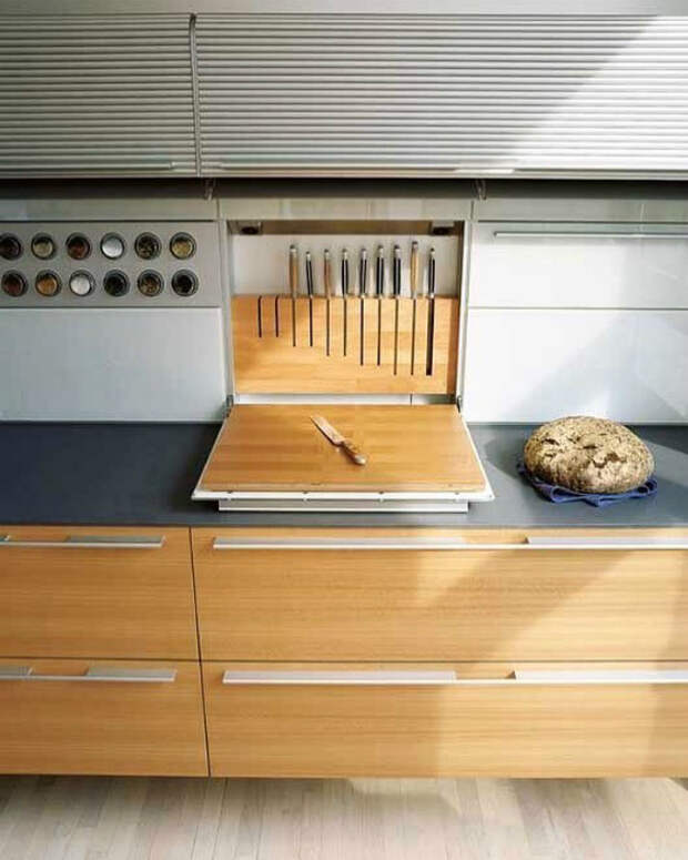 Встроенный шкафчик с подставкой для ножей.