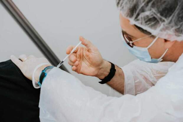 В Италии мужчина на вакцинации от коронавируса решил схитрить и подставить под укол  силиконовую руку