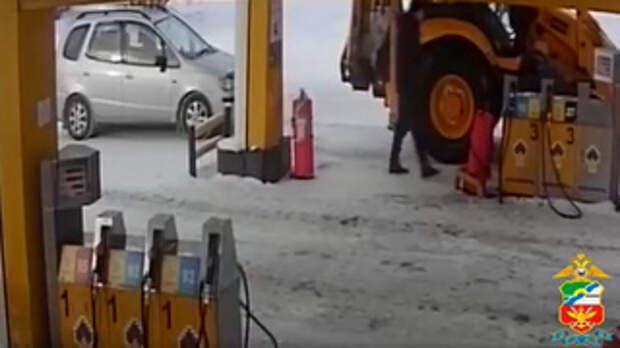 В Барнауле работник транспортной организации систематически похищал топливо / Кадр из видео транспортной полиции Сибири