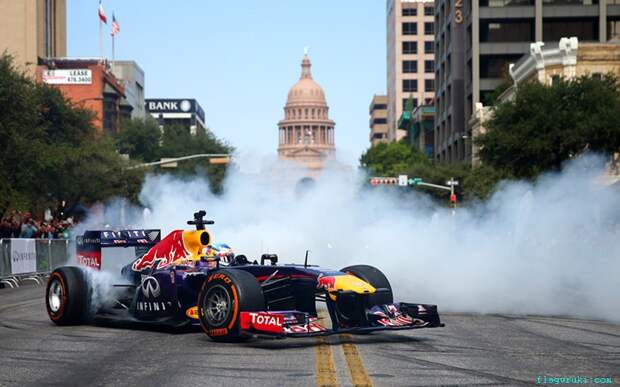 На улицах Остина (штат Техас) состоялось превью Гран-при США. На фото пилот автогоночной команды «Red Bull Formula F1» Себастьян Феттель жжет резину на Конгресс-Авеню. На заднем плане можно увидеть Капитолий штата Техас.