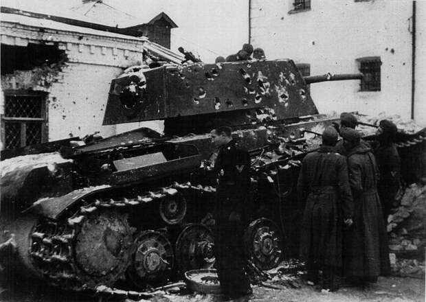 Немецкие солдаты осматривают подбитый 27 ноября 1941 г. советский тяжёлый танк КВ-1. Венев Великая Отечественная Война, архивные фотографии, вторая мировая война