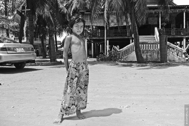 Детей в Камбодже очень много. Все с удовольствием фотографируются, многие пытаются продавать какие-то сувениры.