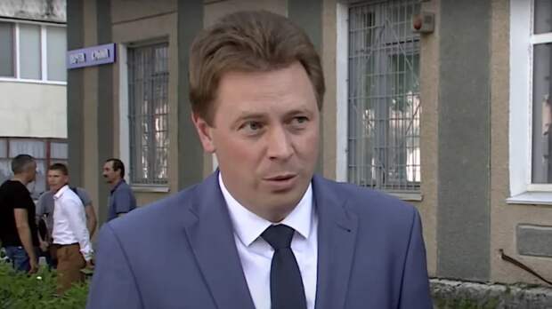 Громкий скандал разразился в Англии. Предателя России в чиновничьем кресле арестовали в его доме. Бывший руководитель Севастополя был задержан и призван к ответу.