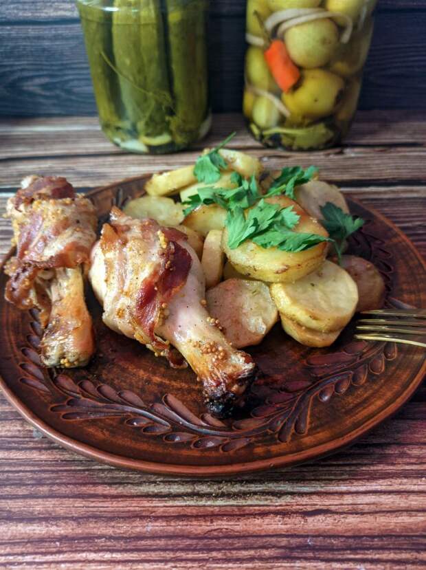 Подвешенная курица с беконом и картошкой