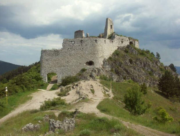 Развалины замка, где жила графиня-убийца 