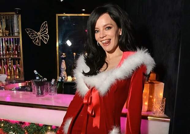 «Явная месть»: Лили Аллен страстно поцеловала Джона Фрейда в «платье мести» Сексуального Санты