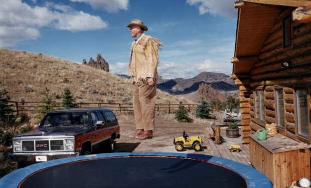 Абсурдные истории в фотоработах Ларса Тунбьерка