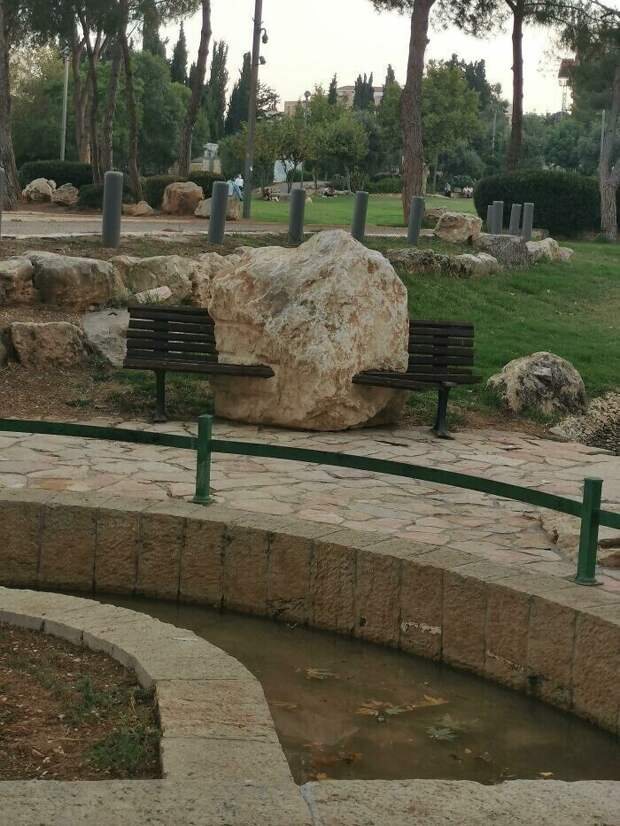 Скамейка застряла в текстурах Скамейка застряла в текстурах