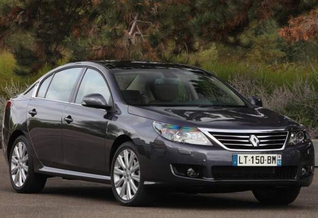 Renault Latitude - седан среднего размера на базе корейского Samsung SM5, разработанный для замены Renault Vel Satis, производство которого было прекращено в конце 2009 года. На большинстве рынков модель была доступна только с первоклассным оборудованием. три двигателя - 2,0-литровый бензиновый от Nissan мощностью 140 л.с., дизель того же объема и 173 л.с. и 3,0-литровый дизель V6 мощностью 241 л.с. В Азии, Австралии и Восточной Европе седан появился в 2010 году и оставался до 2015 года. Однако в Западной Европе спрос был настолько низким, что пробная версия Latitude была прекращена в конце октября 2012 года, после того как она оставалась на рынке всего 20 месяцев.