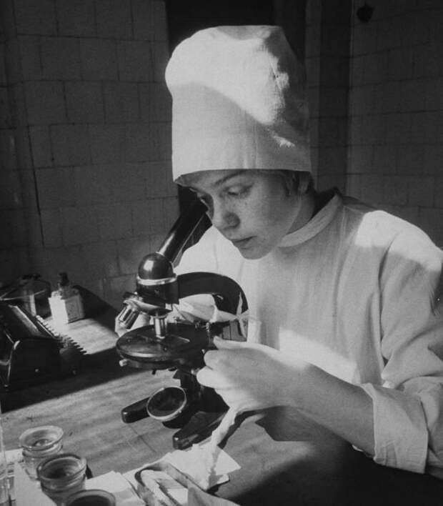11. Студентка медицинского института 1963 года девушки, интересно, советские студенты, современные студенты, студентки, студенты, тогда и сейчас, фото