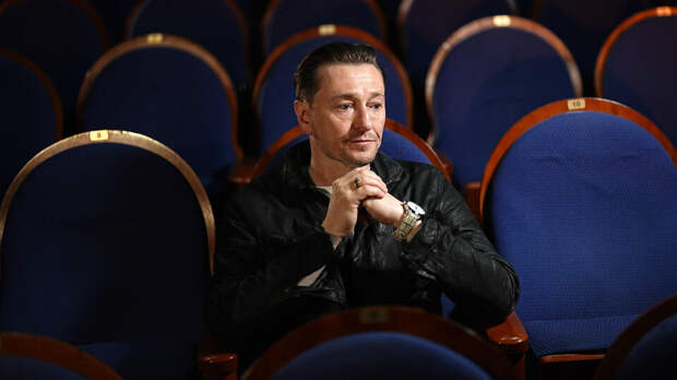 Суд запретил продавать маски с лицом Саши Белого после иска Безрукова