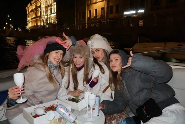 Валерия Лазник с подругами