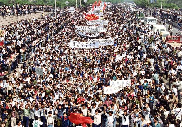 Расстрел демонстрантов на площади Тяньаньмэнь 25 лет назад Tiananmen Square 3 Расстрел демонстрантов на площади Тяньаньмэнь 25 лет назад