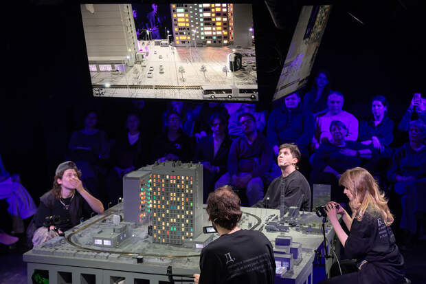 Сцена из спектакля «Вещи и ущи»