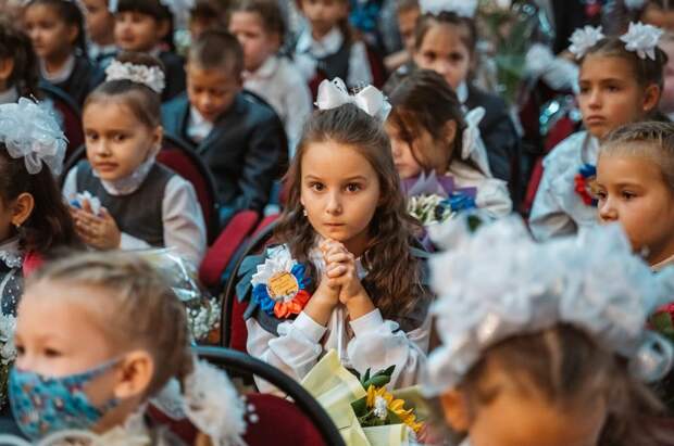 Юлия Саранова побывала на Дне знаний в средней школе поселка Эммаус
