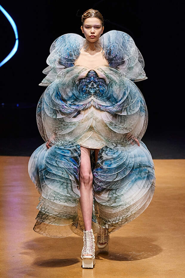 Показ Iris van Herpen