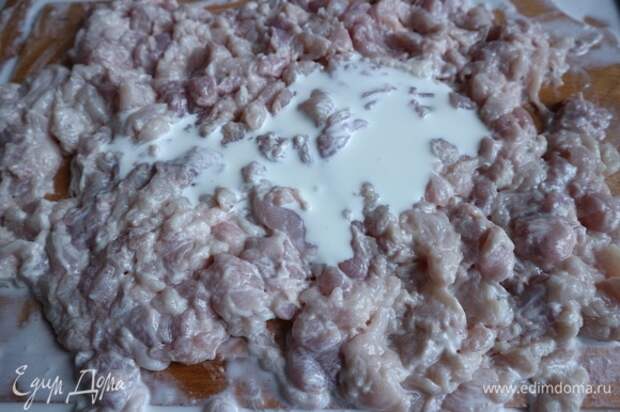Еще порция сливок, вбиваем их в мякоть курицы.