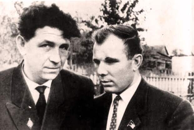 Юрий Гагарин говорил о Льве Беспалове (слева): "Не встреть я своего учителя, может быть, и не стал бы космонавтом".
